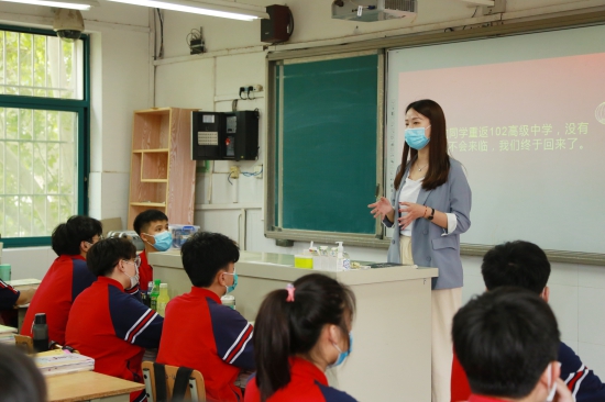 重整旗鼓！看102高級(jí)中學(xué)的“孩子王”為學(xué)生開學(xué)上課保駕護(hù)航